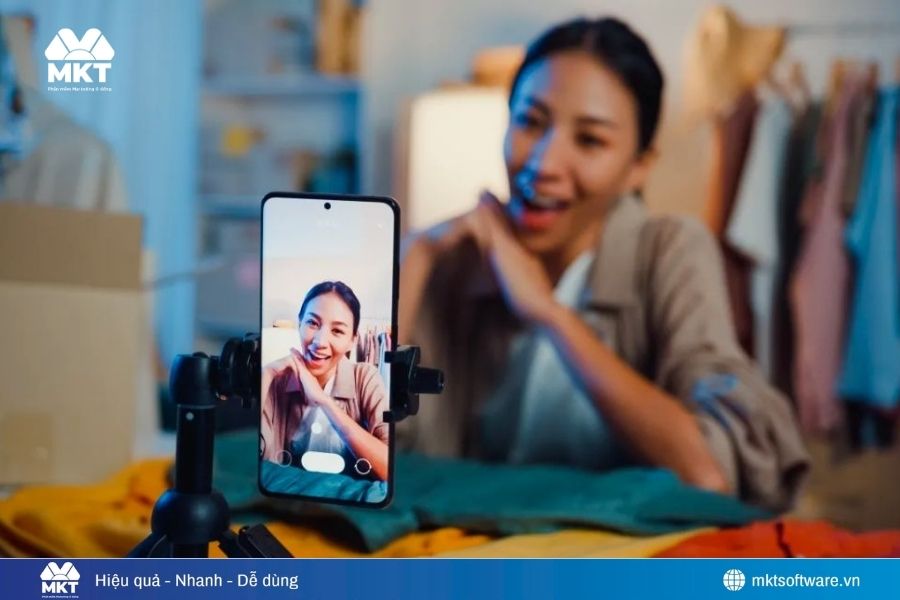 Giữ thái độ giao tiếp tích cực với người xem